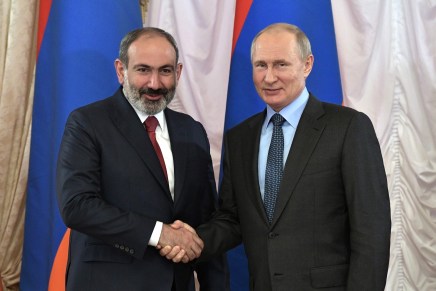 Vladimir Putin promuove i colloqui di pace tra Armenia e Azerbaigian Vladimir Putin promuove i colloqui di pace tra Armenia e Azerbaigian