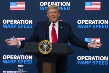 La breve marcia indietro di Trump sui vaccini: i sostenitori non&nbsp;gradiscono