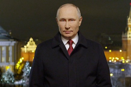 Russia, gli auguri di Vladimir Putin: “Abbiamo agito con risolutezza e coerenza per difendere i nostri interessi nazionali e la sicurezza del Paese e dei nostri cittadini”