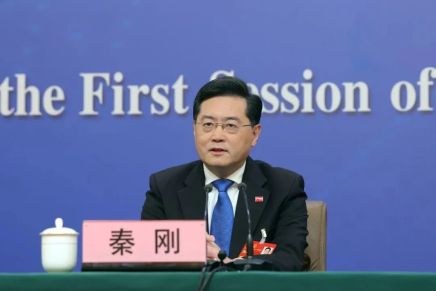 Il ministro Qin Gang spiega ai media la politica estera&nbsp;cinese
