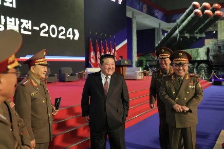 Kim Jong Un assiste al concerto per la mostra di attrezzature militari “Sviluppo della Difesa-2024”