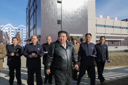 Kim Jong Un ispeziona le fabbriche in costruzione nella contea di&nbsp;Songchon