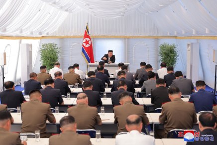 Corea del Nord: Kim Jong Un guida lo sviluppo nazionale attraverso incontri consultivi nelle&nbsp;tende
