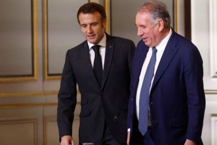 Francia: Macron continua sulla sua strada senza il consenso&nbsp;popolare