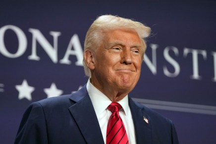 Trump attacca il 14º emendamento: il giudice Coughenour congela il suo ordine esecutivo sullo ius&nbsp;soli