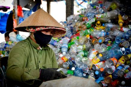 Il Vietnam alle prese con l’eccessivo consumo di&nbsp;plastica