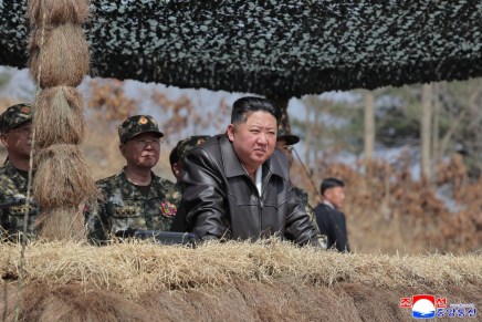 Kim Jong Un visita la base di addestramento delle unità per operazioni speciali dell’Armata del Popolo&nbsp;Coreano