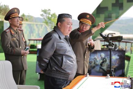 Kim Jong Un ispeziona le esercitazioni tattiche integrate condotte dall’Esercito&nbsp;Popolare