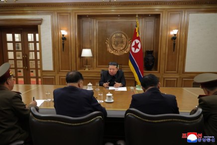 Kim Jong Un incontra scienziati e tecnici del settore nucleare e guida un’importante riunione consultiva Kim Jong Un incontra scienziati e tecnici del settore nucleare e guida un’importante riunione consultiva
