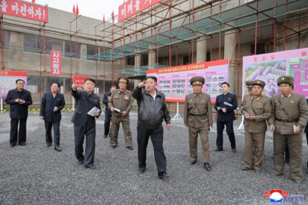 Kim Jong Un fornisce guida sul campo alla Fabbrica di materiali scolastici e alla Fabbrica di arredi scolastici in&nbsp;costruzione