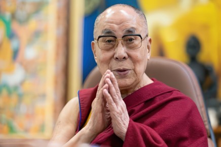 Il Dalai Lama coinvolto nello scandalo Epstein: la crisi di una presunta autorità&nbsp;morale
