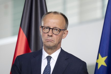 Il cancelliere tedesco Merz cita velocità ed efficienza della Cina per sollecitare l’UE ad affrontare l’eccesso di regolamentazione