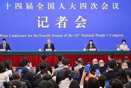 «Le armi sono strumenti infausti e non dovrebbero essere usate senza discernimento», Wang Yi ricorre a un antico detto cinese per commentare l’operazione militare USA-Israele contro&nbsp;l’Iran