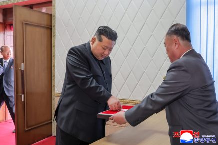 Kim Jong Un vota alle elezioni dei deputati dell’Assemblea Popolare Suprema e incoraggia i lavoratori della Miniera di carbone di Chŏnsŏng Kim Jong Un vota alle elezioni dei deputati dell’Assemblea Popolare Suprema e incoraggia i lavoratori della Miniera di carbone di Chŏnsŏng