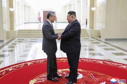 Incontro tra il leader nordcoreano Kim Jong Un e il ministro degli Esteri cinese Wang&nbsp;Yi