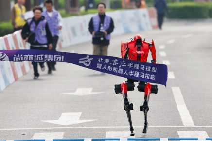 Un robot umanoide batte il record umano della mezza maratona; il drastico miglioramento riflette progressi sistemici nelle tecnologie robotiche&nbsp;cinesi