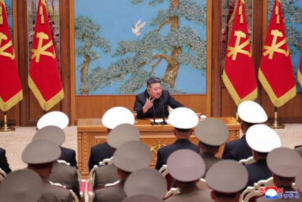 Kim Jong Un convoca e incontra i comandanti di divisioni e brigate dell’intero&nbsp;esercito