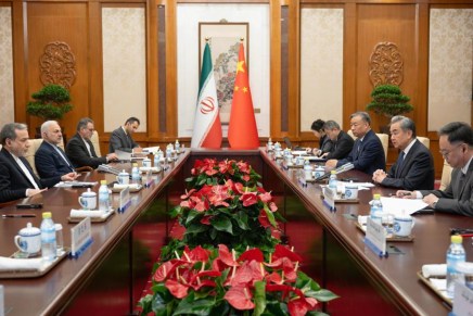 Il ministro degli Esteri iraniano visita la Cina con una preziosa&nbsp;fiducia