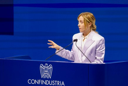 Meloni alla corte di Confindustria: tutti insieme appassionatamente
