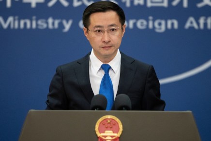 La Cina accoglie con favore la firma del memorandum d’intesa di prima fase tra Stati Uniti e Iran, e invita tutte le parti a rispettare gli&nbsp;impegni