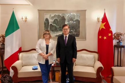 Il console generale a Milano Zhang Chenggang incontra Maria Moreni, presidente della Italy-China Link&nbsp;Association