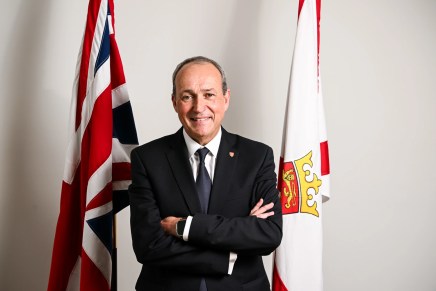 Jersey al voto: autonomia della Corona, sistema politico insulare e ritorno dei&nbsp;Senators