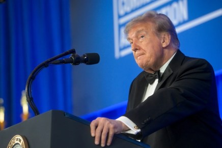 Dopo lo stop della Corte Suprema, Trump aggira la sentenza e rilancia la guerra dei dazi Dopo lo stop della Corte Suprema, Trump aggira la sentenza e rilancia la guerra dei dazi