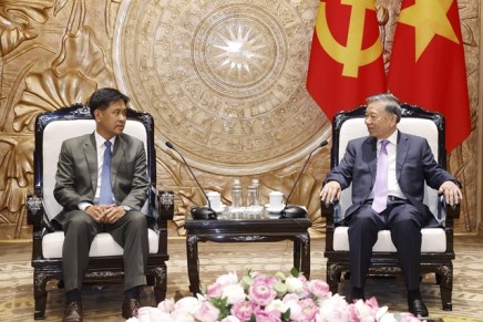 Il Vietnam attribuisce la massima priorità al rafforzamento delle relazioni con il&nbsp;Laos