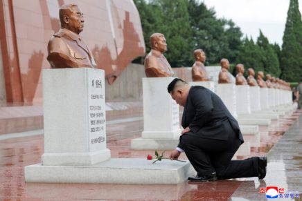 Kim Jong Un visita il Cimitero dei Martiri Rivoluzionari del Monte Taesong in occasione del 73° anniversario della Vittoria nella Guerra di Liberazione della&nbsp;Patria
