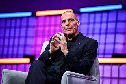 Yanis Varufakis – Il lento suicidio del centrosinistra: una sinistra compromessa è la gioia della destra Yanis Varufakis – Il lento suicidio del centrosinistra: una sinistra compromessa è la gioia della destra